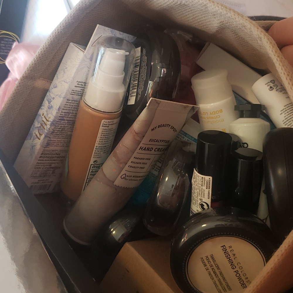 Listing for my cosmetics show - Picture 2 of 4